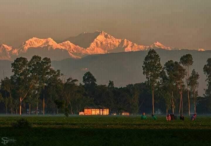 মেঘমুক্ত আকাশে দৃশ্যমান কাঞ্চনজঙ্ঘা, পঞ্চগড়ে বাড়ছে পর্যটকদের ভিড়